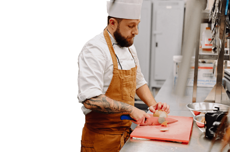 Chartwell chef is chopping an onion / Le chef de Chartwell coupe un oignon