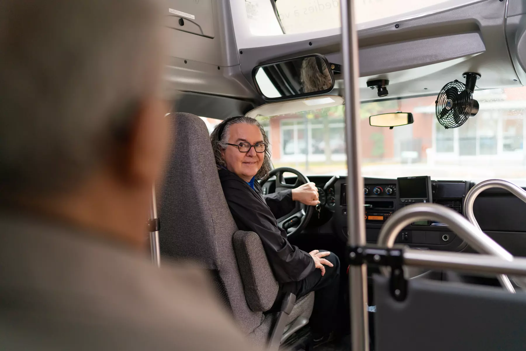 Chartwell bus driver is looking back to the seats / Le chauffeur de bus de Chartwell se retourne vers les sièges