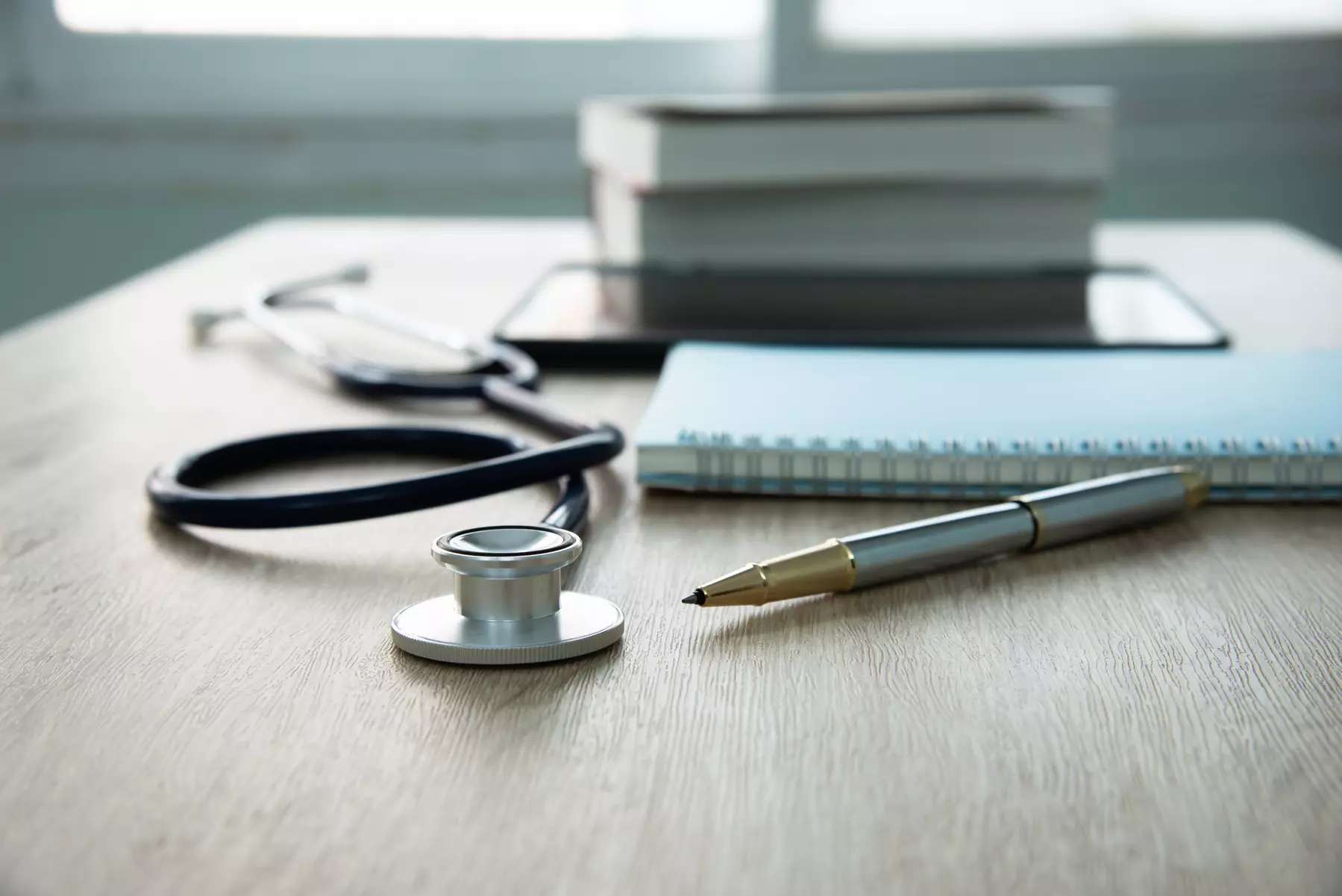 Stethoscope on a desk / Stéthoscope sur un bureau