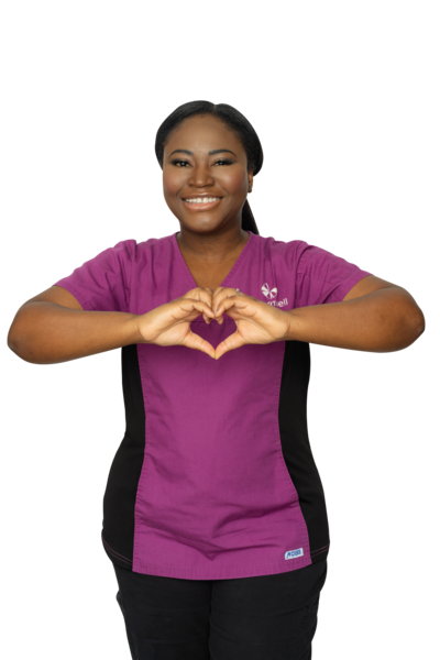 Chartwell staff in her purple uniform making a heart with her hands / L'employée de Chartwell en uniforme violet fait un cœur avec ses mains